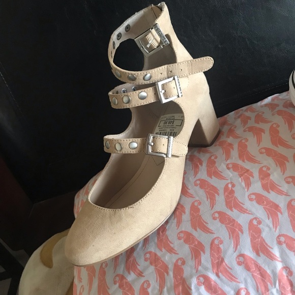 Shoes - Picture 3 of 8